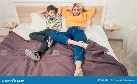 mom son share a bed|Let's co.